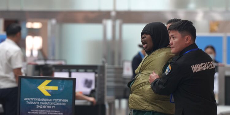 Албадан гаргах ажиллагаанд нь санаатай саад учруулсан Шведийн Хаант Улсын иргэнийг хуяглан хүргэлээ