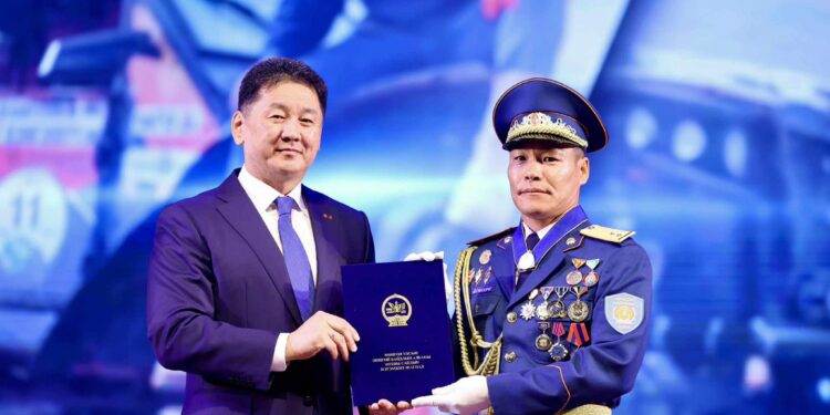 Дэслэгч Д.Ганзориг “Онцгой байдлын албаны анхны сайдын нэрэмжит шагнал” хүртлээ