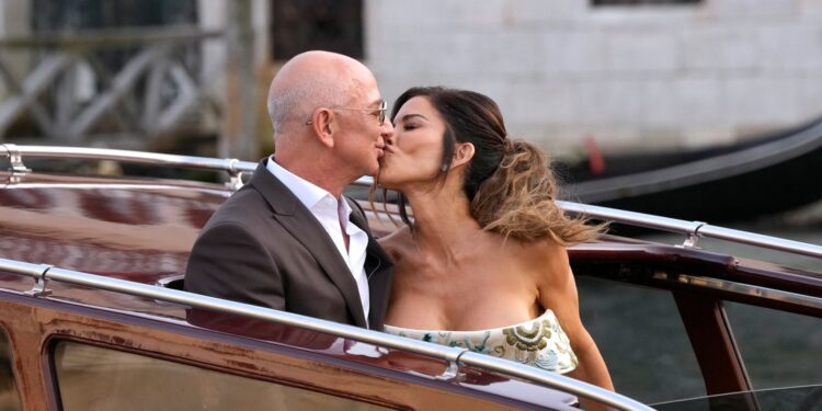 Тэрбумтан Жеф Безос 55 настай Лорен Санчестэй хуримаа хийлээ