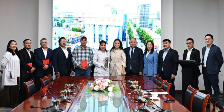 Мөнгөн гэрэгэг Баян-Өлгий аймгийн Булган сумын нутаг Улаан даваанаас А.Ансаган, Х.Аманжол, Е.Аманбек нар олжээ