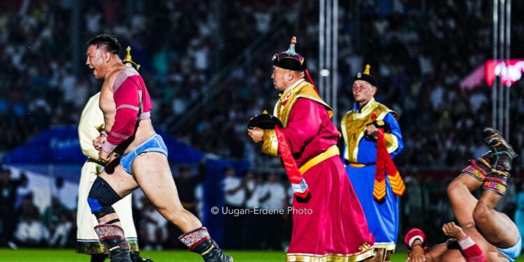 Бөхийн өргөөний нээлтийн барилдаанд Г.Өсөхбаяр аварга түрүүлснийг бэлгэшээн эмээ нь Өсөхбаяр гэж нэр хайрлажээ