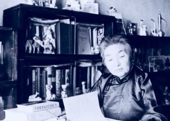 Э.Оюун гуай 28 насандаа буюу 1946 онд “Ах дүү нар” жүжгээрээ Төрийн шагнал хүртжээ