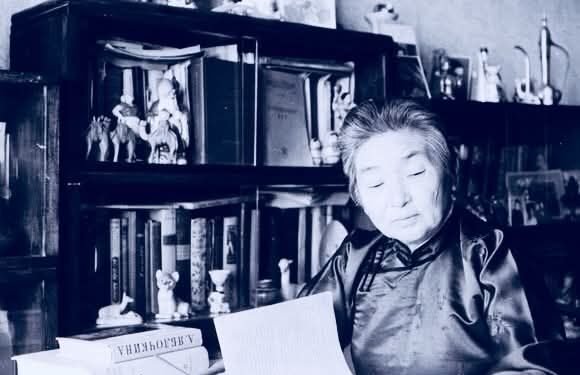 Э.Оюун гуай 28 насандаа буюу 1946 онд “Ах дүү нар” жүжгээрээ Төрийн шагнал хүртжээ