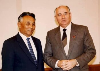 А.Дариймаа: 1992 онд 10 настай хүүхэд 10 төгрөг атгачихсан хүмүүсийн хөлд гишгэгдэж нас барсныг сонсоод Батмөнх уншиж байсан сонингоо базаад шидчихсэн