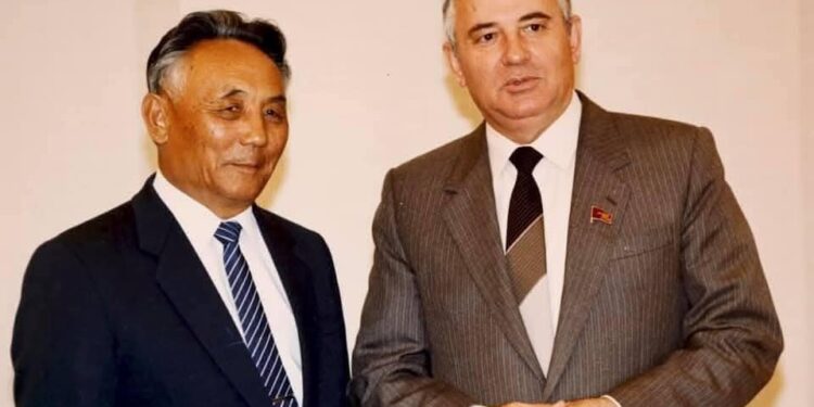 А.Дариймаа: 1992 онд 10 настай хүүхэд 10 төгрөг атгачихсан хүмүүсийн хөлд гишгэгдэж нас барсныг сонсоод Батмөнх уншиж байсан сонингоо базаад шидчихсэн