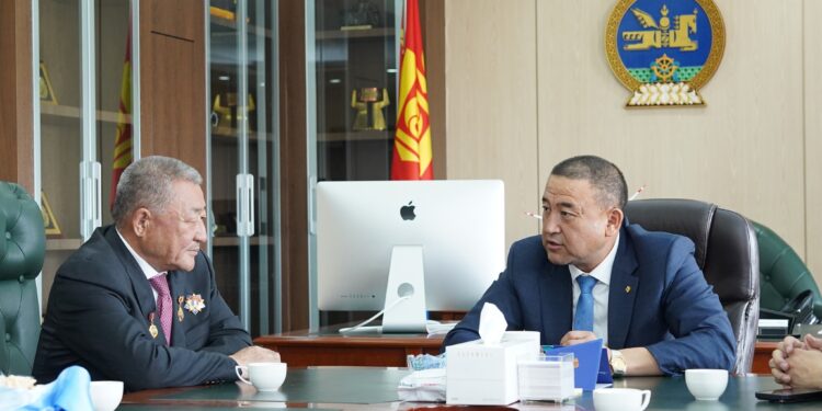 ХӨДӨЛМӨРИЙН БААТАР ЦАГААНЫ БААСТЫГ ЭРЧИМ ХҮЧНИЙ САЙД Б.ЧОЙЖИЛСҮРЭН ХҮЛЭЭН АВЧ УУЛЗАН ХҮНДЭТГЭЛ ҮЗҮҮЛЛЭЭ