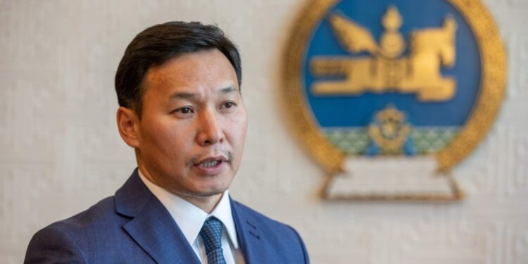 Эмч нарын 15 хувийн цалингийн нэмэгдлийг даатгалын санд бодитоор тусгахгүй бол салбар бүр доройтно