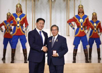 Бөөр, элэг шилжүүлэн суулгах аргыг нэвтрүүлж, нутагшуулсан Д.Нямсүрэн, О.Сэргэлэн нарт Ардын эмч цол хүртээлээ