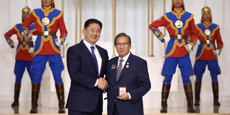 Бөөр, элэг шилжүүлэн суулгах аргыг нэвтрүүлж, нутагшуулсан Д.Нямсүрэн, О.Сэргэлэн нарт Ардын эмч цол хүртээлээ