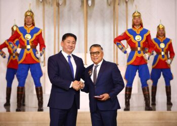 “Өгөөж чихэр боов” ХХК-ийн ерөнхий захирал С.Түмэнгэрэлд Хөдөлмөрийн баатар цол хүртээлээ