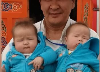 Хүүхэд тэвэрсэн Б.Дэлгэрсайхан сайд хөөрхөн үү?