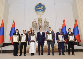 Шилдэг залуу эрдэмтэн, эмч нар Ерөнхийлөгчийн нэрэмжит шагнал хүртлээ