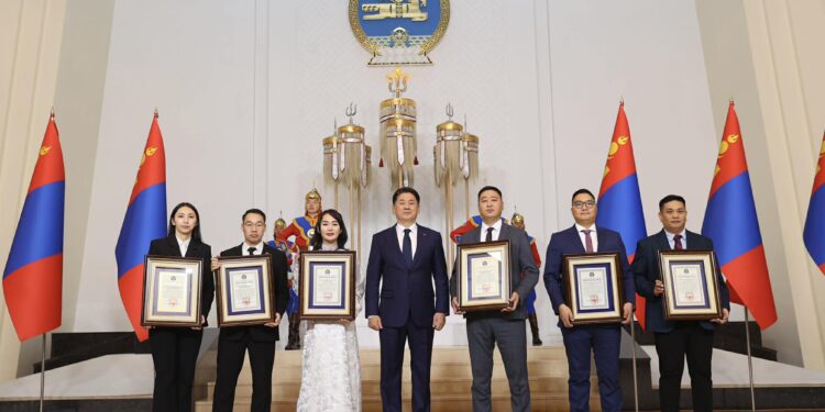 Шилдэг залуу эрдэмтэн, эмч нар Ерөнхийлөгчийн нэрэмжит шагнал хүртлээ