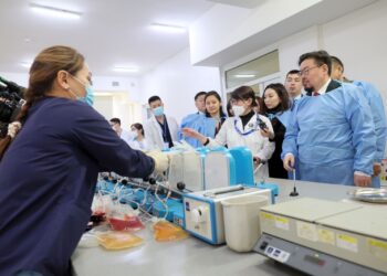 Г.ЗАНДАНШАТАР: НЭГ ДОНОРЫН ХАНДИВЛАСАН ЦУС ГУРВАН ХҮНД АМЬДРАЛ БЭЛЭГЛЭДЭГ