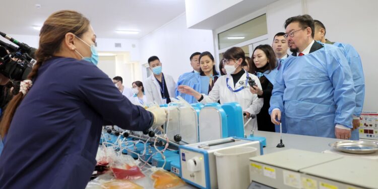 Г.ЗАНДАНШАТАР: НЭГ ДОНОРЫН ХАНДИВЛАСАН ЦУС ГУРВАН ХҮНД АМЬДРАЛ БЭЛЭГЛЭДЭГ