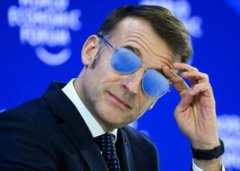 Францын Ерөнхийлөгч Эммануэль Макрон Давосын чуулганд оролцохдоо зүүсэн шил үнэд хүрлээ