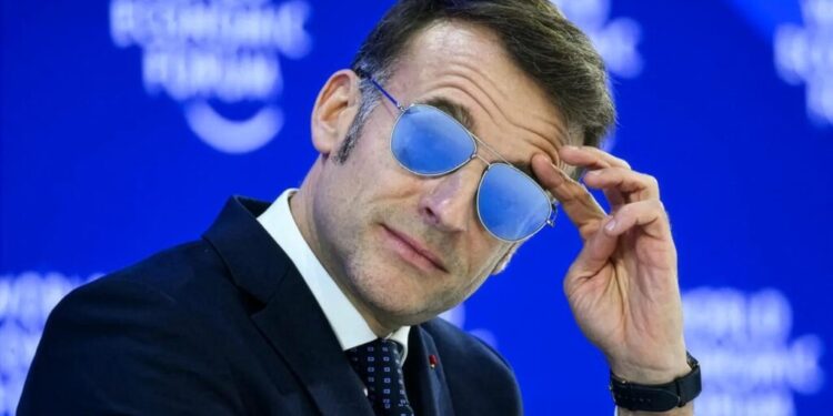 Францын Ерөнхийлөгч Эммануэль Макрон Давосын чуулганд оролцохдоо зүүсэн шил үнэд хүрлээ