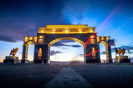 Өмнөговийн АН-ынхан Ардын намын “ЭНЧ Конкүэст” компанийг “15 САЯ төгрөг өгье тэгэх үү” гэж царайчилтал нь хяхаж хавчжээ