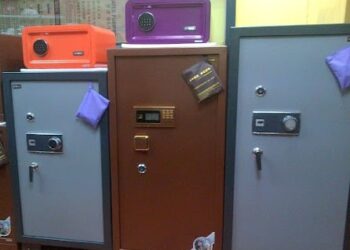 Сурагч хүү аавынхаа 235 сая төгрөгтэй сейфний нууц үгийг хоёр найздаа ам алдаад хэлсэнд гэрт нь орж 30 саяыг авчээ