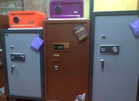 Сурагч хүү аавынхаа 235 сая төгрөгтэй сейфний нууц үгийг хоёр найздаа ам алдаад хэлсэнд гэрт нь орж 30 саяыг авчээ