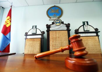 Нөхөртэй нь “хайраа” гэж чаталсан ангийн найз “охин”-ыг нь 10 САЯ төгрөг нэхэж дарамтлаад дөрвөн саяыг авчээ