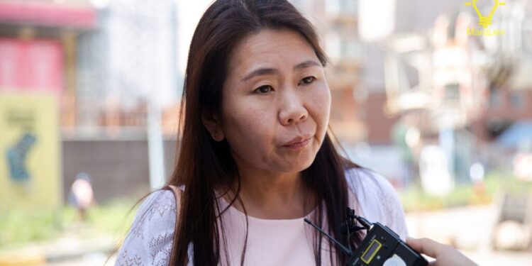 32,8 мянган доллароо хураалгасан Б.Болор хахуулийн байраа эхийнхээ нэрээр, “зээл”-ээ хүүхдийнхээ дансаар авчээ