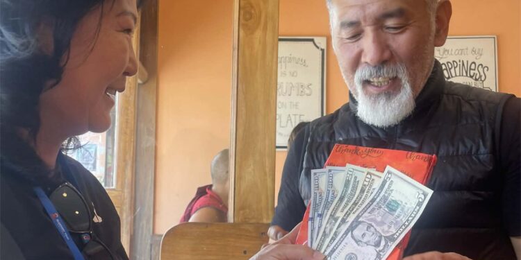 IX Богд гэгээний хүү Чойнпэл гуайд 11 өглөгийн эзний өргөлийг гардууллаа