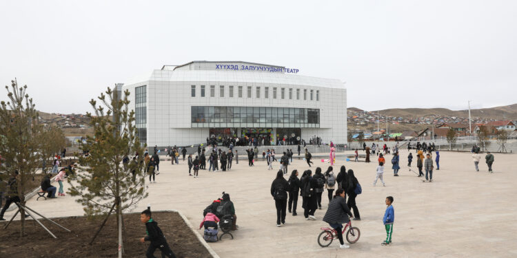 Хүүхэд залуучуудын театр 30 тэрбумаар барьсан цоо шинэ байр, 5 тэрбумаар авсан тоног төхөөрөмжөө яачихаад СТӨ-нд тоглох гэж байгаа юм бэ?