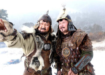 Дашнамжил гуайгаар Сүхбаатар жанжныг, Эрдэнэ­бул­ган ахаар Хатанбаатарыг, өчүүхэн надаар Чингис хааныг төлөөлүүлж боддог болж дээ