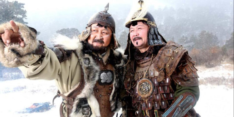 Дашнамжил гуайгаар Сүхбаатар жанжныг, Эрдэнэ­бул­ган ахаар Хатанбаатарыг, өчүүхэн надаар Чингис хааныг төлөөлүүлж боддог болж дээ