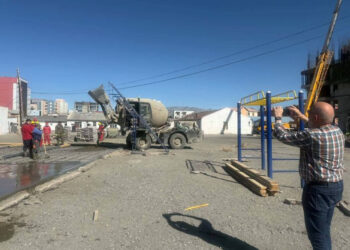 Швейцар улсын сайн дурын ажилтан Уолтрауд Курт хувиасаа 50 сая төгрөгөөр сагсан бөмбөгийн стандарт талбай барьж байна