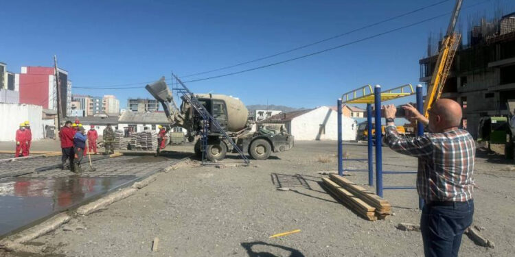 Швейцар улсын сайн дурын ажилтан Уолтрауд Курт хувиасаа 50 сая төгрөгөөр сагсан бөмбөгийн стандарт талбай барьж байна