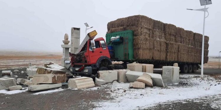 Сүхбаатар аймгийн Дарьганга сумын угтах үдэх хаалгыг мөргөсөн жолоочоос 150 сая төгрөг нэхэмжилжээ