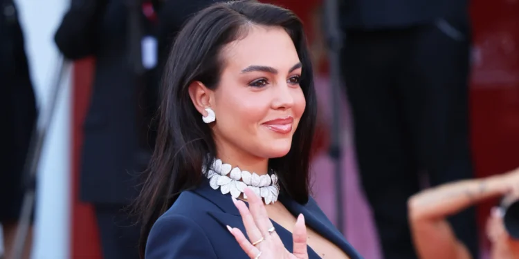 Жоржина Родригес 48 саяын үнэтэй алмазаар гоёлоо