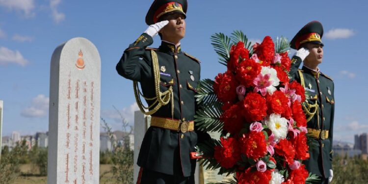 Харьд хэлмэгдсэн Монголын 249 иргэний дурсгалын гэрэлт хөшөөнд хүндэтгэл үзүүллээ